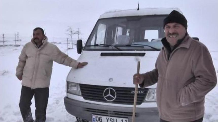 Belediye Ekipleri, Mahsur Kalanları Kar Esaretinden Kurtardı