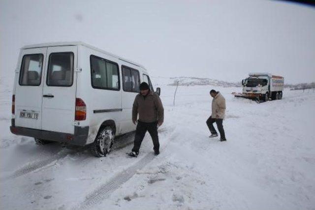 Belediye Ekipleri, Mahsur Kalanları Kar Esaretinden Kurtardı