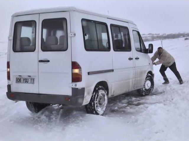 Belediye Ekipleri, Mahsur Kalanları Kar Esaretinden Kurtardı