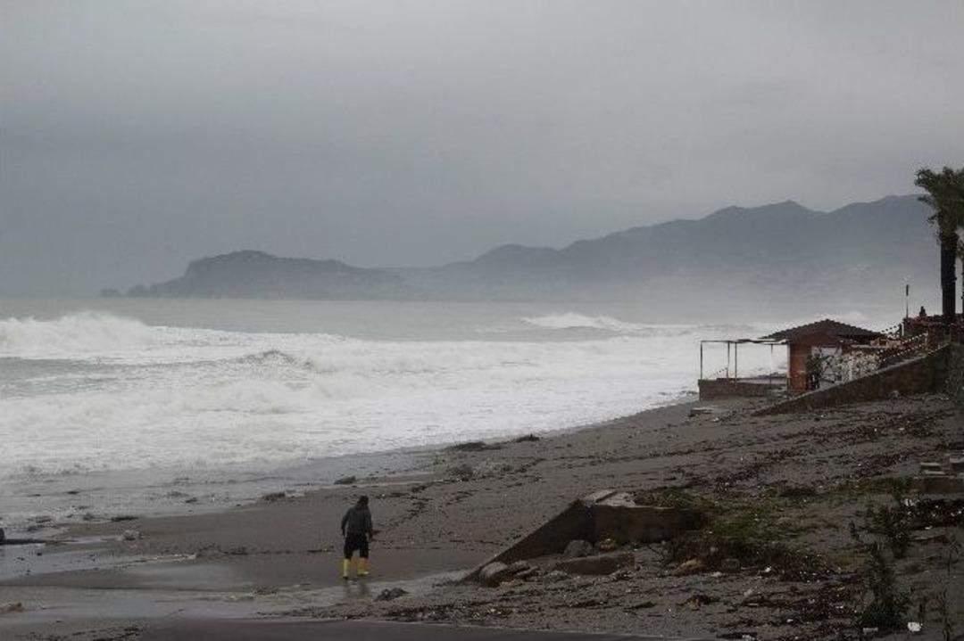 Alanya&rsquo;da Dev Dalgalar B&uuml;felerde Hasara Yol A&ccedil;tı