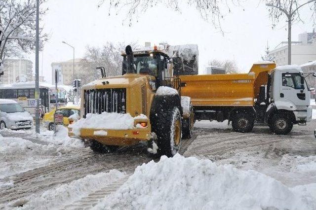 Afyonkarahisar’da 50 Santimetreyi Bulan Beyaz Kabusla Mücadele