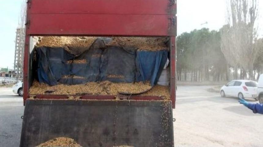 Kamyondan 153 Bin Paket Ka&ccedil;ak Sigara &Ccedil;ıktı