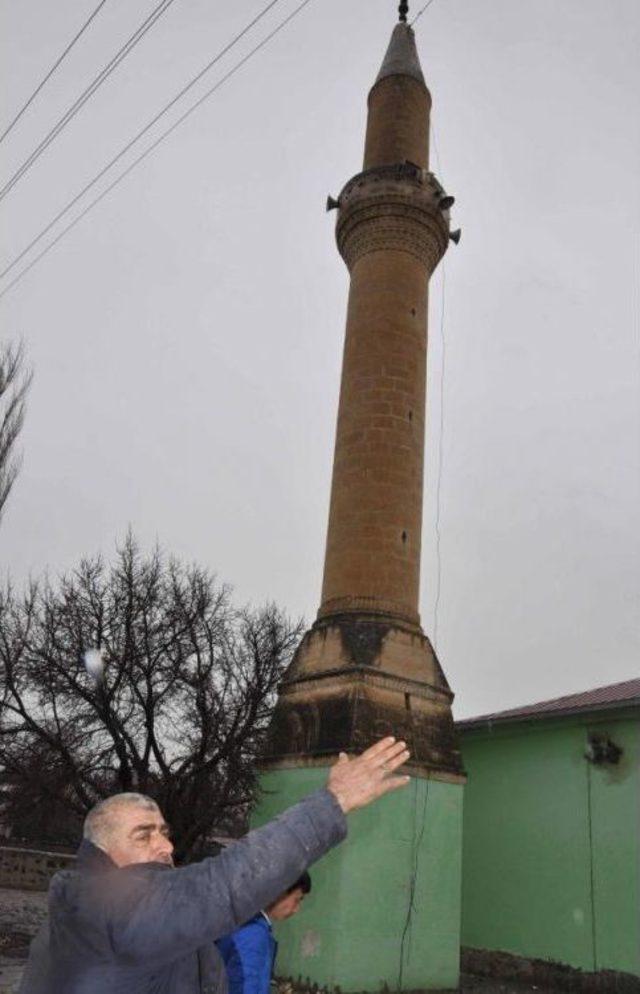 İslahiye'de Minareye Yıldırım Düştü