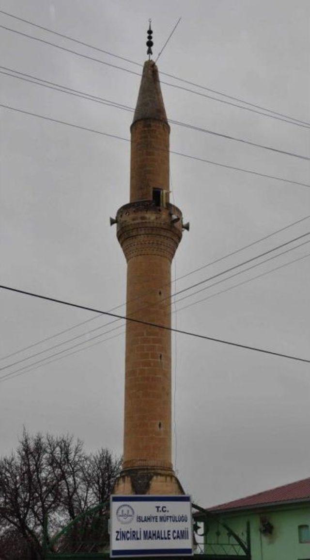 İslahiye'de Minareye Yıldırım Düştü