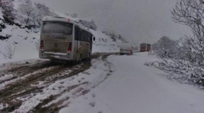 Sarıcakaya’da Ulaşıma Kapanan Yollar Açılıyor