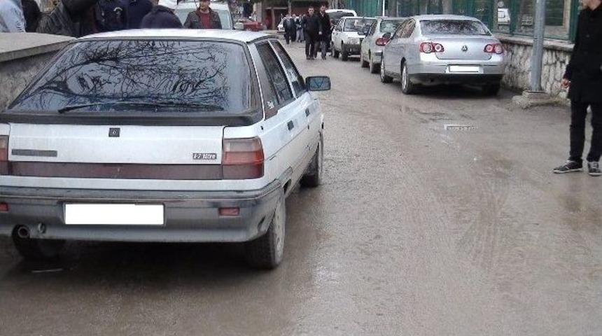 Okul &Ccedil;ıkışı &Ouml;ğrencilere Otomobil &Ccedil;arptı: 4 Yaralı