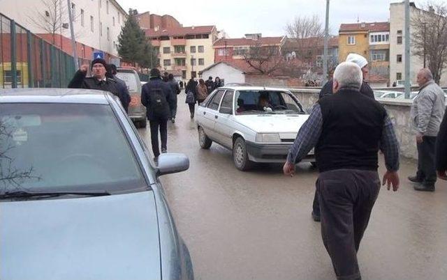 Okul &Ccedil;ıkışı &Ouml;ğrencilere Otomobil &Ccedil;arptı: 4 Yaralı 1
