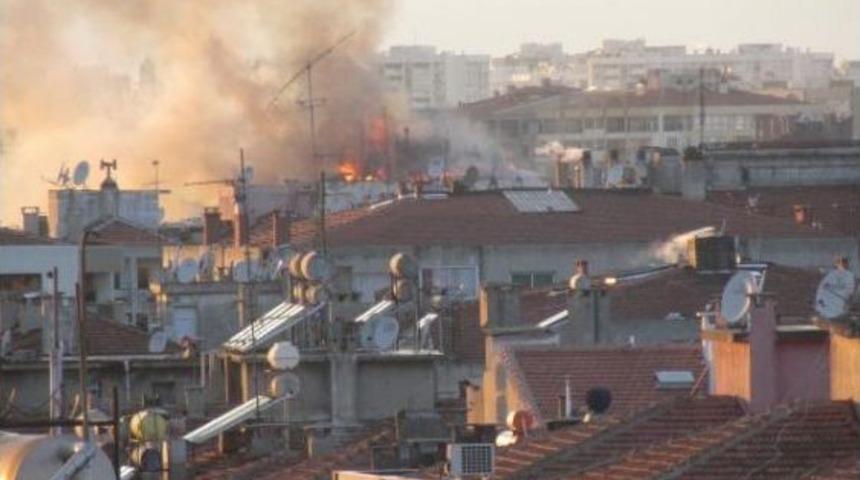 Karşıyaka'da Korkutan &Ccedil;atı Yangını