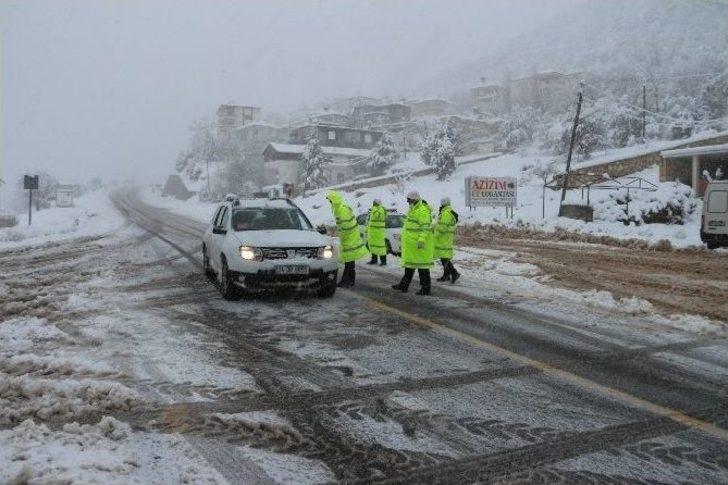 Sertavul Geçidi’nde Ulaşım Güçlükle Sağlanıyor G4