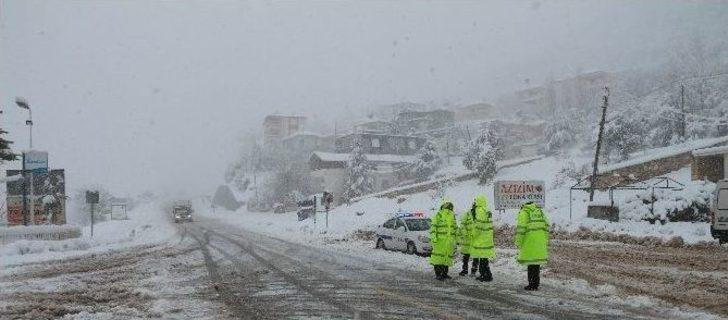 Sertavul Geçidi’nde Ulaşım Güçlükle Sağlanıyor G5