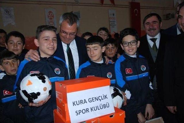 Vali Deni’den, U13 Ligi Takımlarına Malzeme Desteği