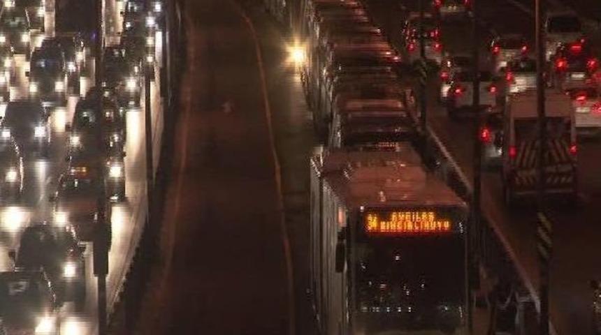 Metrobüs Arıza Yapınca Uzun Kuyruk Oluştu