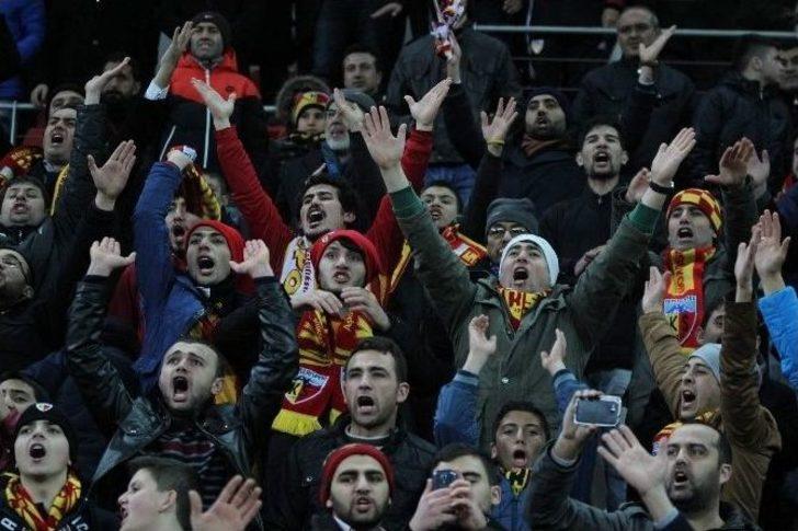Kayserispor Taraftarından Sevgi Gösterisi G1