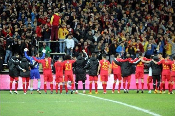 Kayserispor Taraftarından Sevgi Gösterisi G2