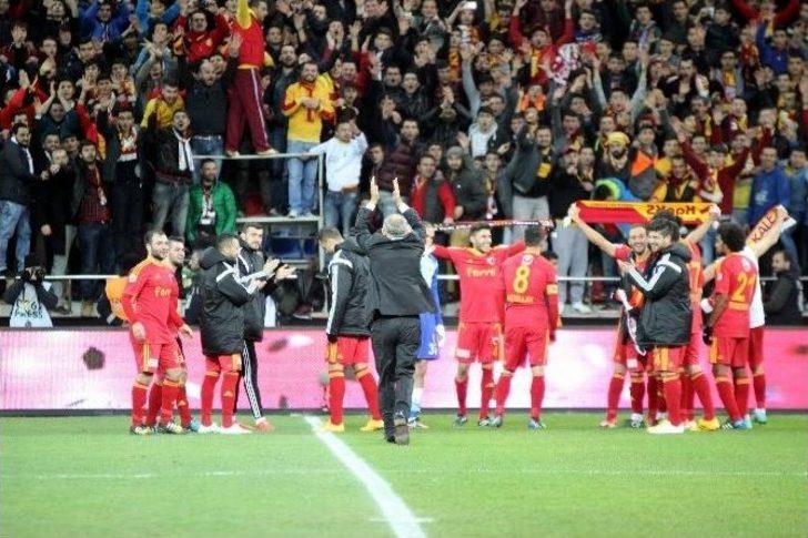 Kayserispor Taraftarından Sevgi Gösterisi G5