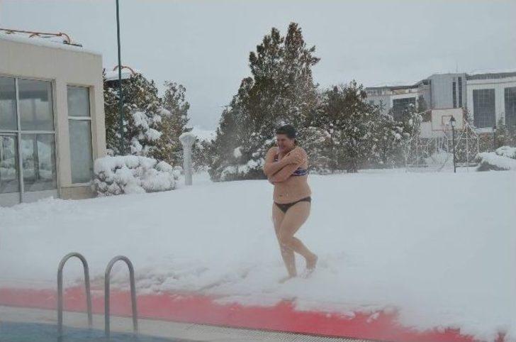 Eksi 10 Derece Karlı Havada Termal Havuz Keyfi G2