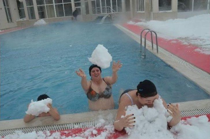 Eksi 10 Derece Karlı Havada Termal Havuz Keyfi G5