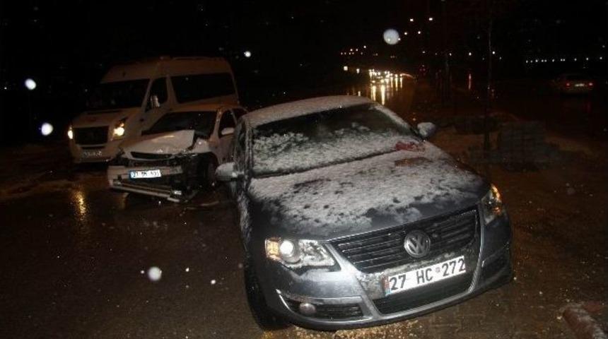 Kar Yağışı Beraberinde Kazaları Getirdi