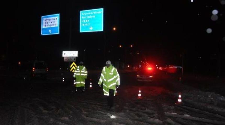 K&uuml;tahya- Afyonkarahisar Karayolu Trafiğe Kapandı