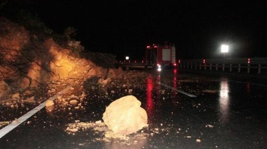 Heyelan, Yolun Bir Şeridini Ulaşıma Kapattı