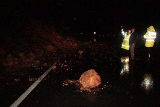 Heyelan, Yolun Bir Şeridini Ulaşıma Kapattı