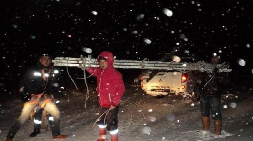 Kırkağa&ccedil;'ta Tedaş Ekibi Mahsur Kaldı