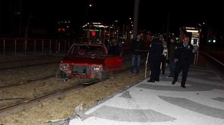 Otomobil Tranvay Yoluna Girdi