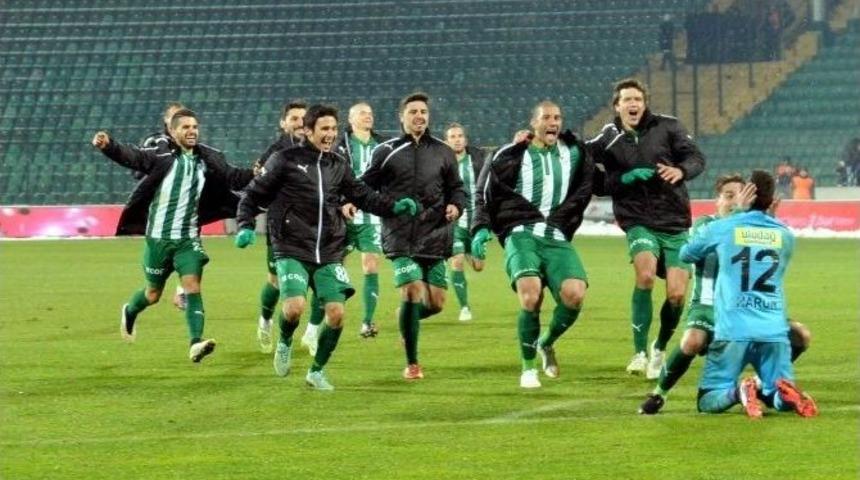 Bursasporlu Futbolcular G&ouml;z&uuml;n&uuml; Kupaya Dikti