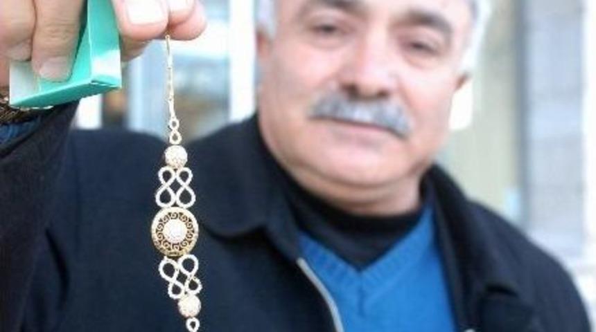 Yolda Bulduğu Altın Künyeyi Sahibine Ulaştırdı