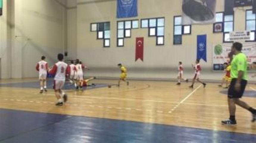 Okullar Arası Hentbol Turnuvası Devam Ediyor