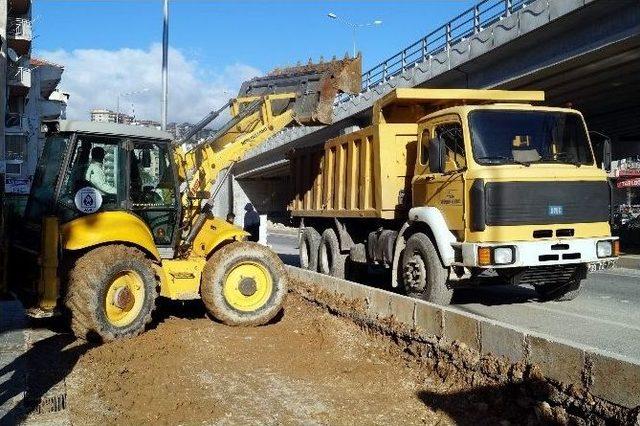 Aski, Kuşadası’nda Taşkına Önlem Alıyor