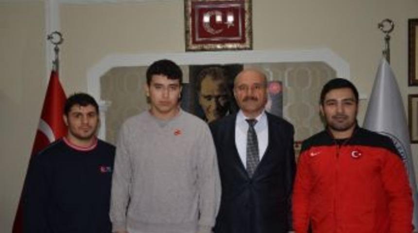 Başkan Şampiyon G&uuml;reş&ccedil;iyi &Ouml;d&uuml;llendirdi