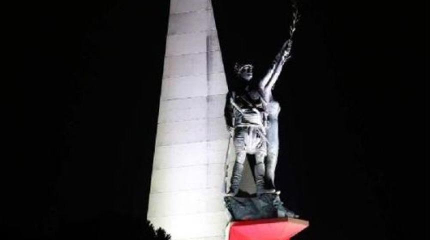 Kuva-Yı Milliye Ve Cumhuriyet Anıtı Parıldıyor