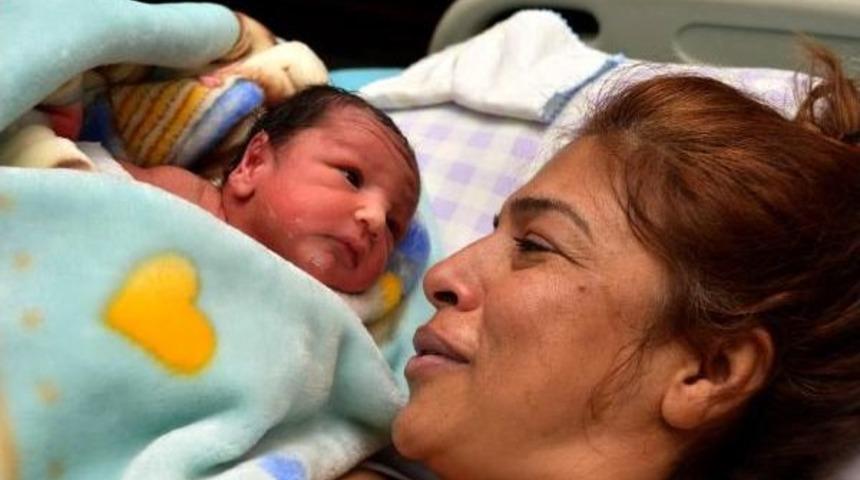 G&ouml;&ccedil;&uuml;kten Kurtuldu, 10 G&uuml;n Sonra Bebeğini D&uuml;nyaya Getirdi