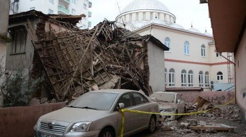Kerpiç Bina Otomobillerin Üzerine Yıkıldı