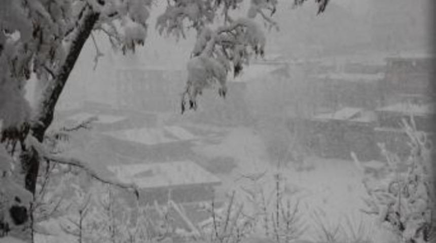 Hakkari&rsquo;de 12 K&ouml;y Ve 38 Mezra Yolu Ulaşıma Kapalı