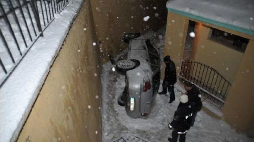 Otomobil Cami Bah&ccedil;esine U&ccedil;tu, S&uuml;r&uuml;c&uuml; Yaralandı