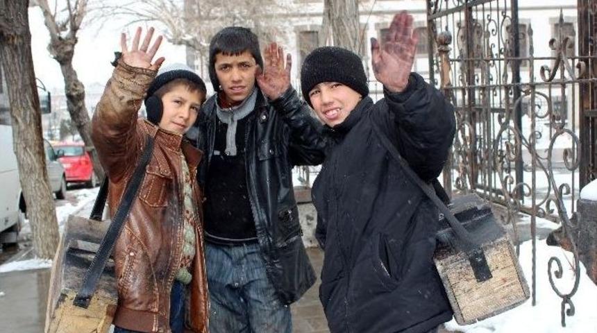 K&uuml;&ccedil;&uuml;k &Ccedil;ocukların Soğuk Havada Ekmek Parası M&uuml;cadelesi