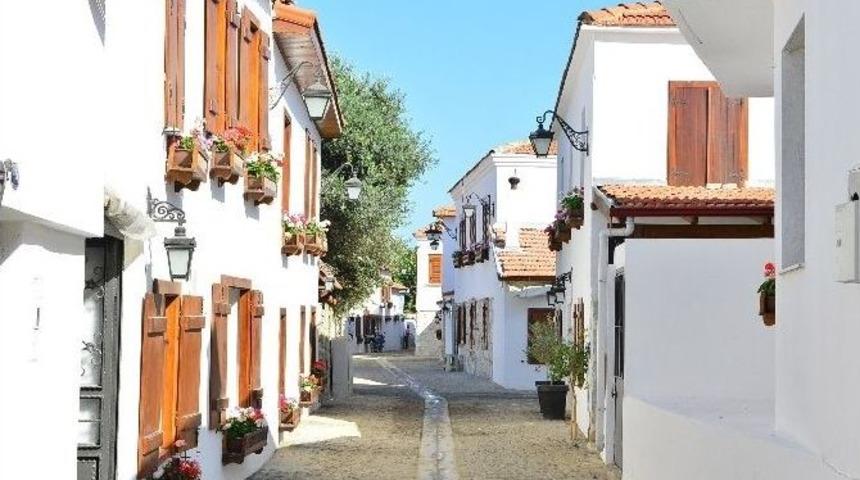 Seferihisar&rsquo;da Sığacık Evlerinin Sahipleri Sertifikalarını Aldı