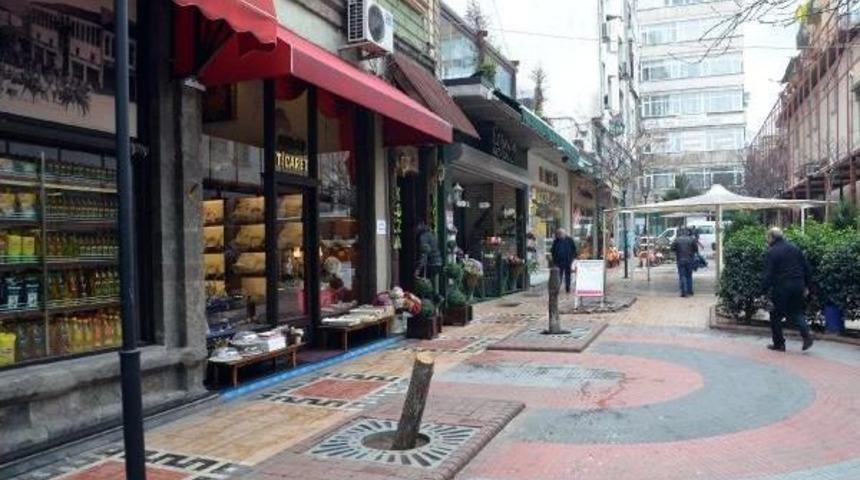 Erguvan Ağa&ccedil;ları Kesildi, Belediye Su&ccedil; Duyurusunda Bulundu