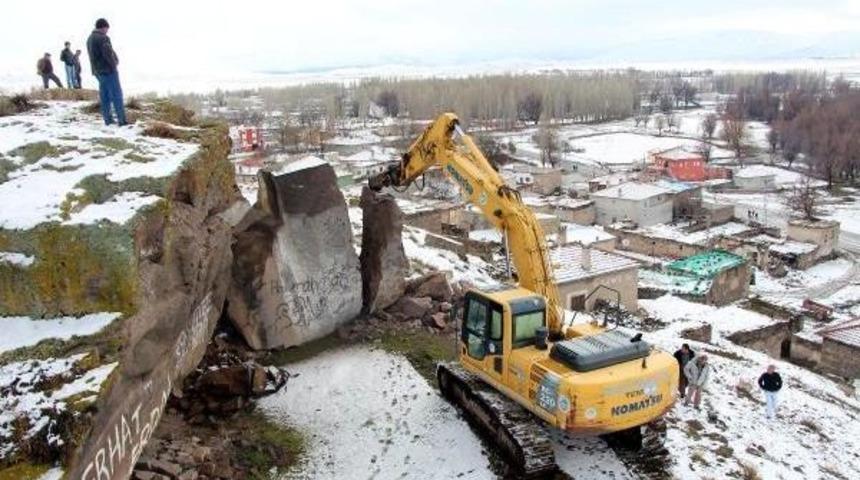 Mahalleyi Tehdit Eden Dev Kayayı Par&ccedil;aladılar