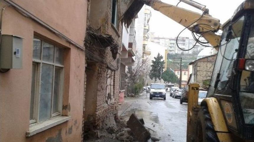 Gemlik&rsquo;te &Uuml;&ccedil; Metruk Bina Daha Yıkıldı