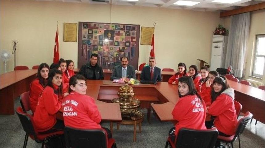 Kız Futbol Takımından Aziz G&uuml;n&rsquo;e Ziyaret