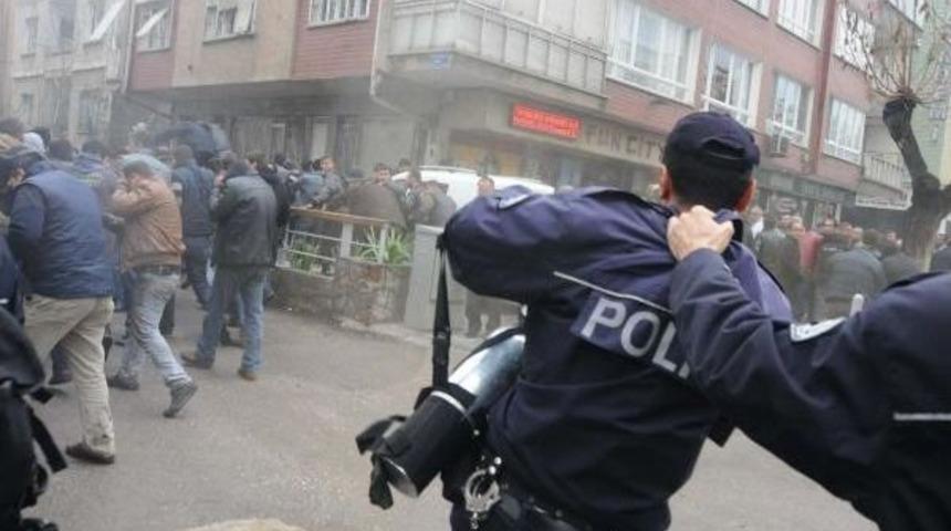 Valiliğe Y&uuml;r&uuml;mek Isteyen Esnaf Grubuna Biber Gazlı M&uuml;dahale