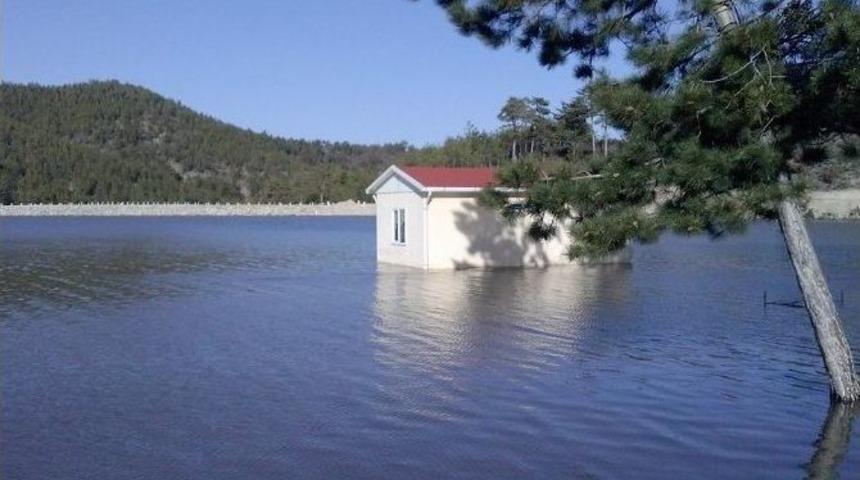 G&ouml;lette Sular Y&uuml;kselince Şantiye Binası Suyun Ortasında Kaldı