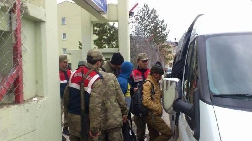 Koyulhisar&rsquo;da 13 Ka&ccedil;ak G&ouml;&ccedil;men Yakalandı