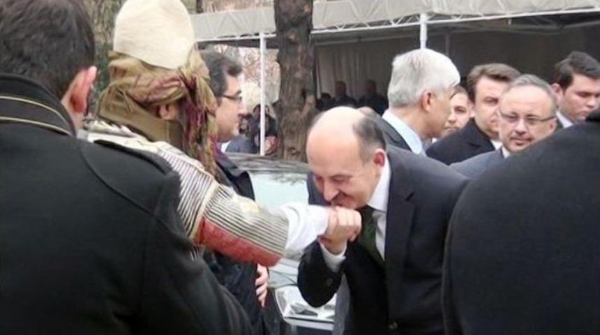 Bakan M&uuml;ezzinoğlu, Kuvayi Milliye M&uuml;cahitler Derneği Başkanının Elini &Ouml;pt&uuml;