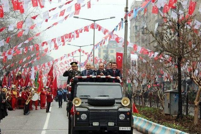 Bakan Müezzinoğlu, Kuvayi Milliye Mücahitler Derneği Başkanının Elini Öptü