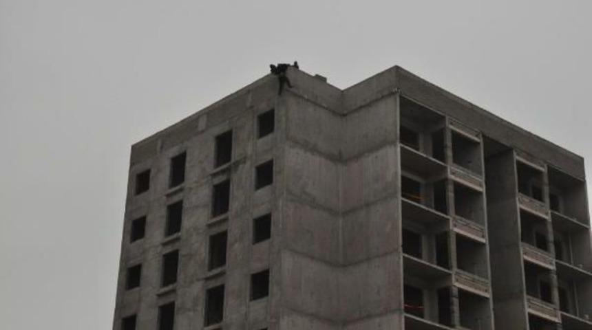 Evden Uzaklaştırma Cezası Alınca &Ccedil;atıya &Ccedil;ıktı