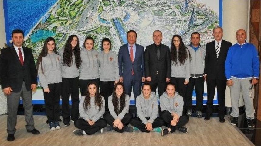 Basketbolculardan Gen&ccedil;&rsquo;e Ziyaret